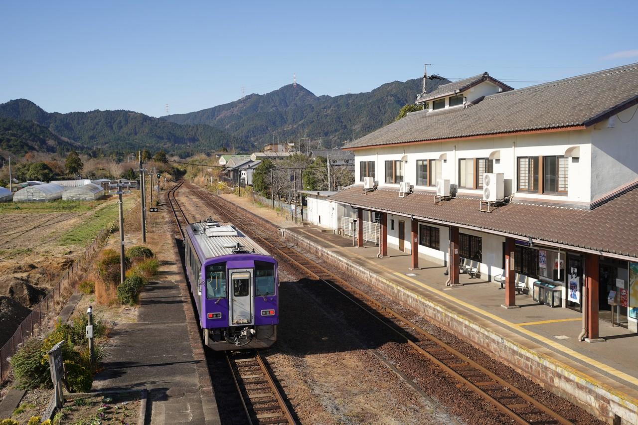 Train leaving Seki Station headed for Kamo