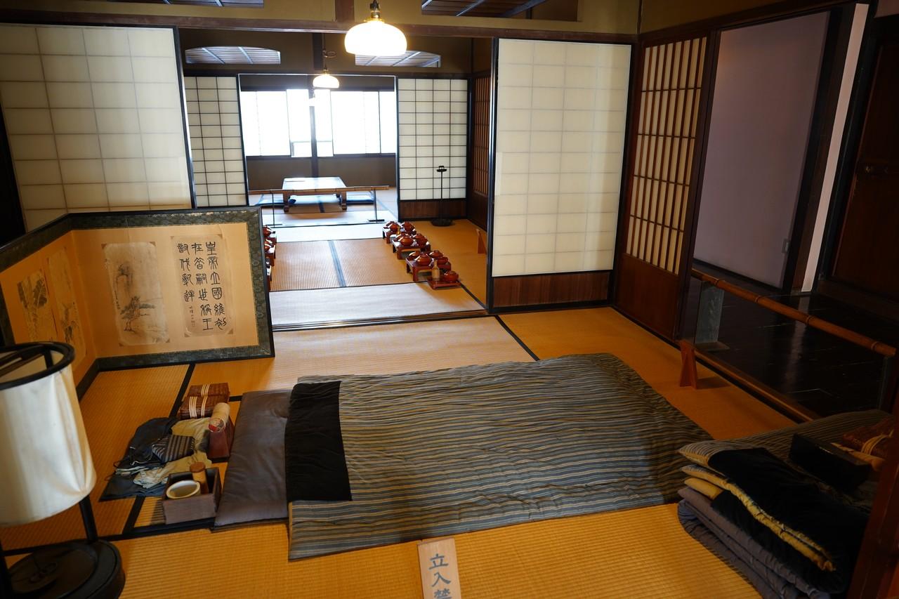 A futon (bed) with a wooden headrest as seen in the Sekijuku Hatago Tamaya Historical Museum